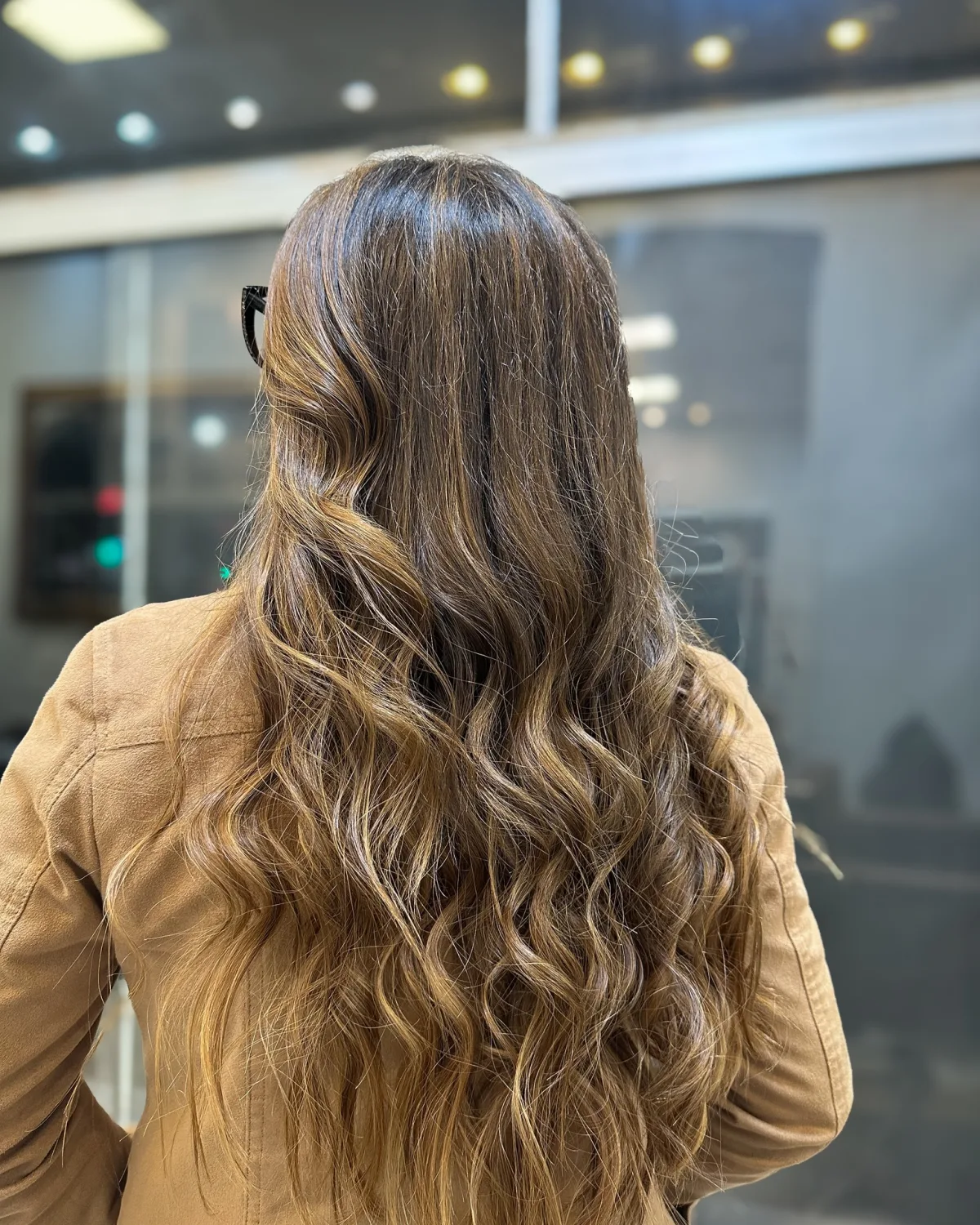 Cabelo longo com mechas, de costas