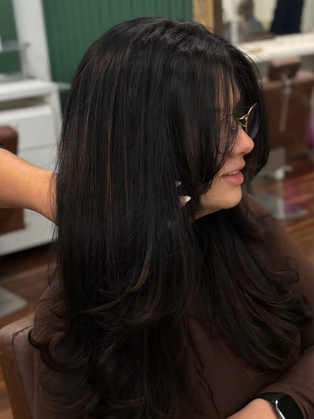 Cabelo preto liso com brilho, de lado