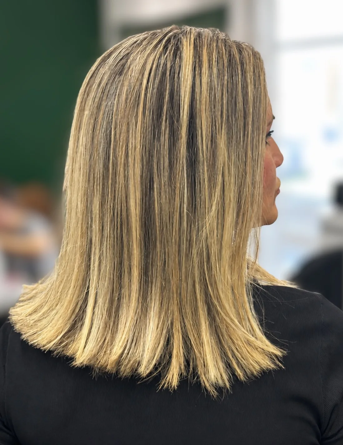 Cabelo loiro liso com corte reto