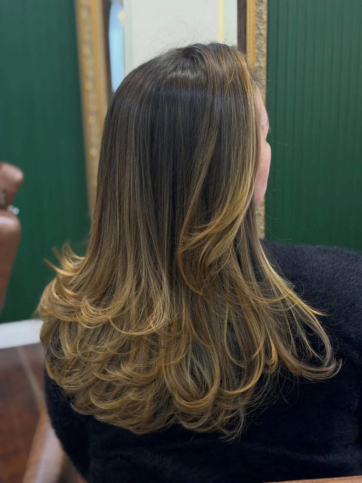 Mechas iluminadas em cabelo médio, na parede verde
