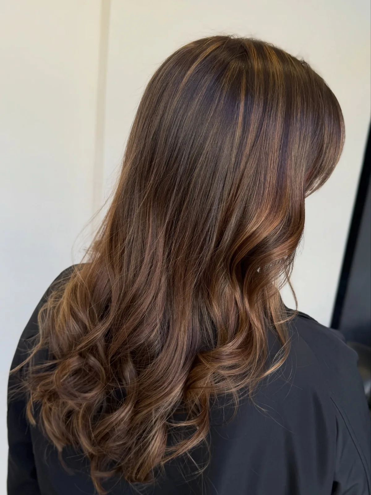 Cabelo castanho com ondas, visto de costas