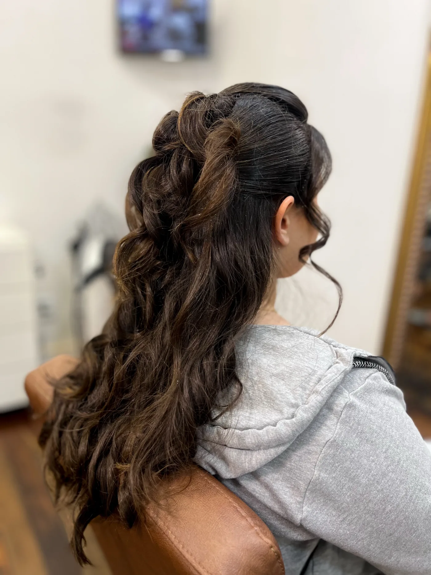 Penteado semipreso com ondas, para festa