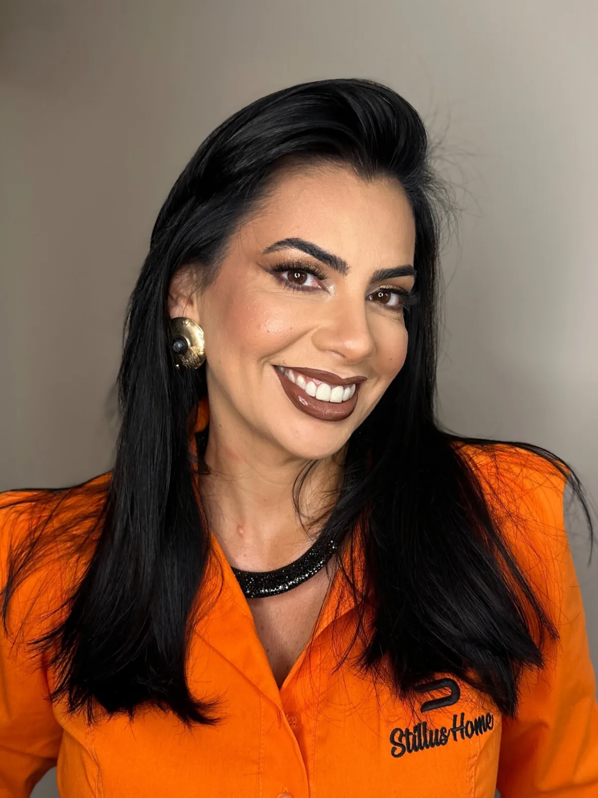 Cliente de camisa laranja com maquiagem pronta