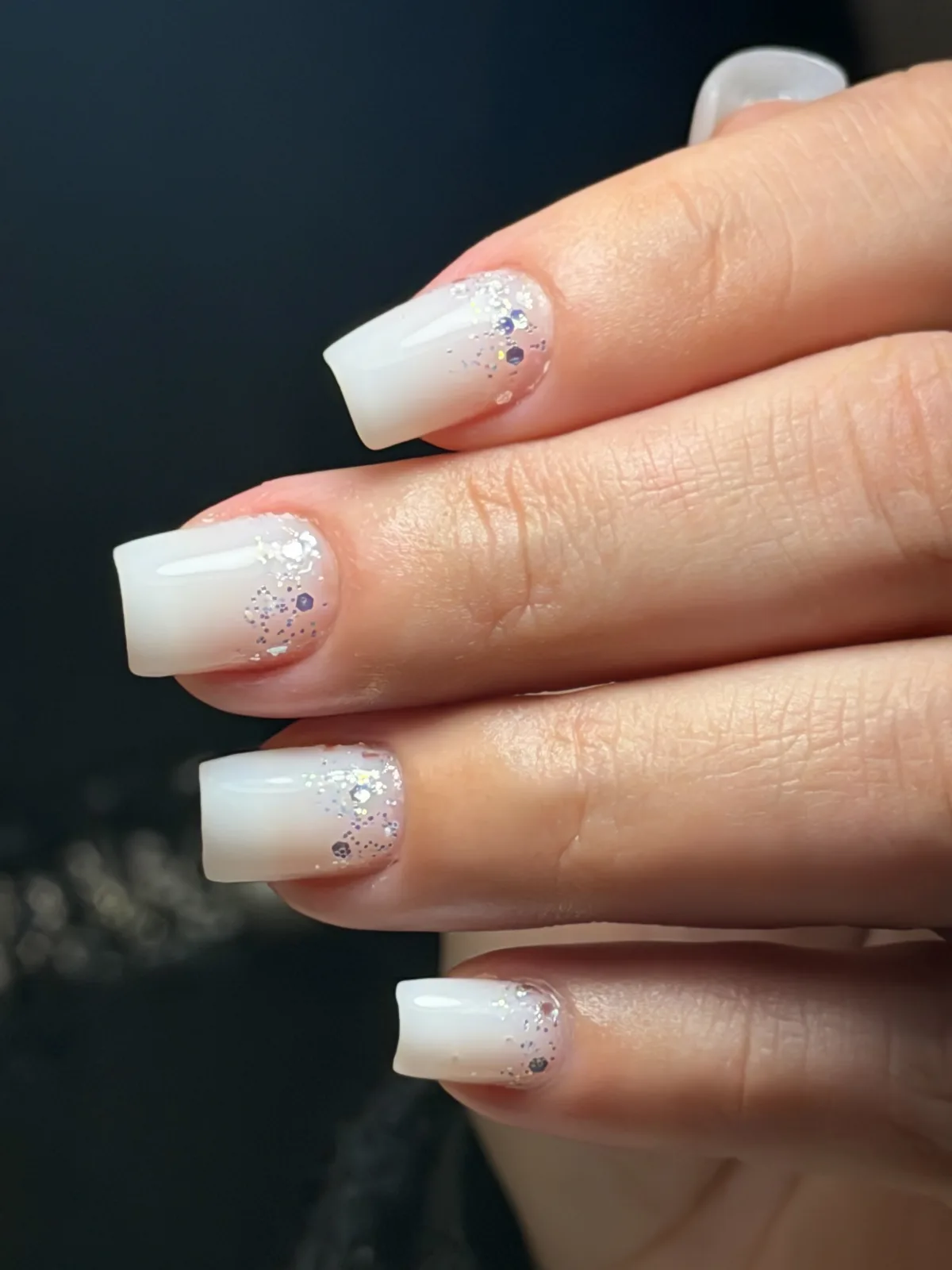 Unhas brancas com glitter